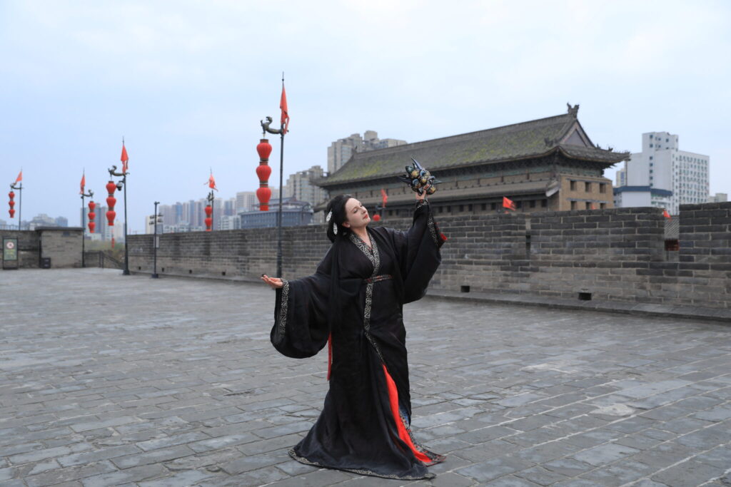 Matrimonio viajero en su ruta por China en 10 días en la sesión de foto profesional