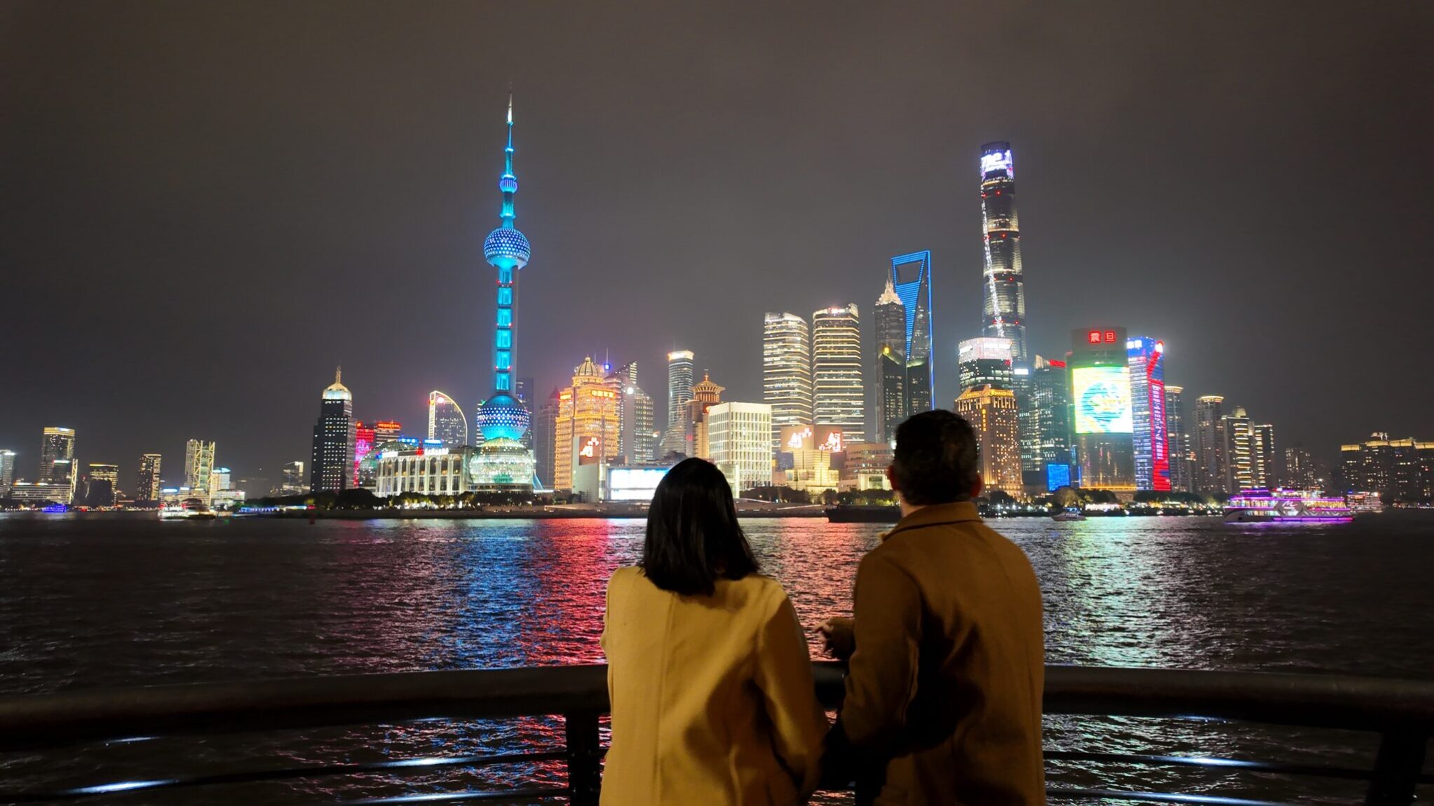 Matrimonio viajero en su ruta por China en 10 días frente al bund