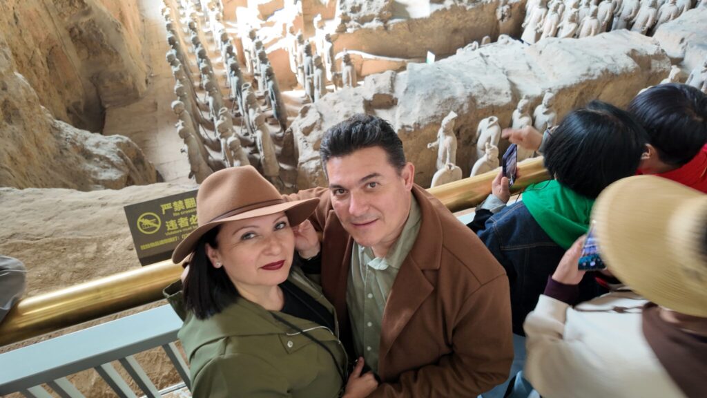 Matrimonio viajero en su ruta por China en 10 días frente a los guerreros de terracota de Xian