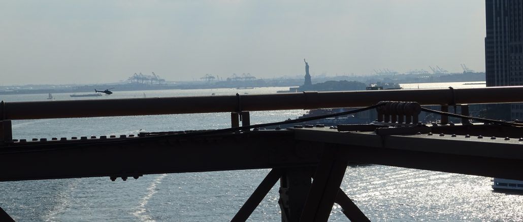 estatua de la libertad desde el puente de brooklyn