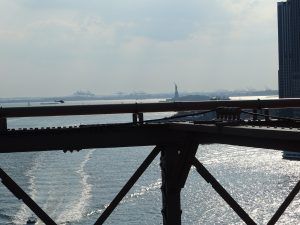 estatua de la libertad desde el puente de brooklyn
