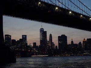 puente de brooklyn de noche